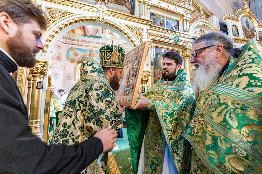 Божественная литургия в День Святого Духа в Троицком храме в Наташине города Люберцы